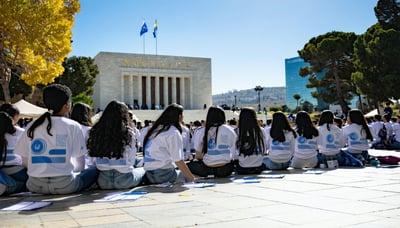 Jóvenes participando en una simulación de la ONU organizada por MONULAC